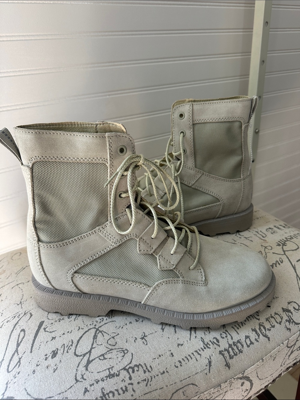 Sorel Women's Beige combat Lace-Up Boots 10